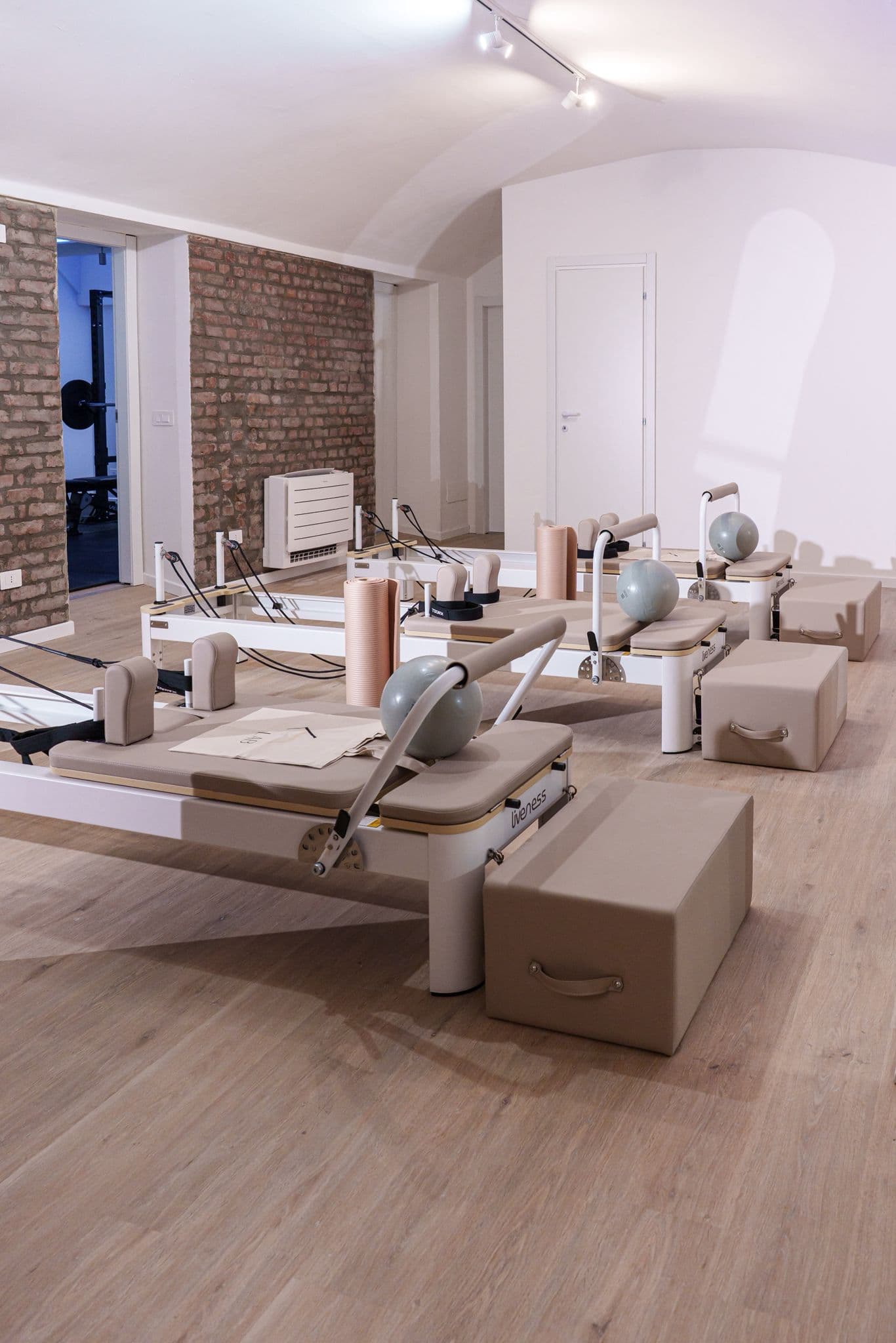KineLab Studio Milano - Sala Reformer con muro in mattoni